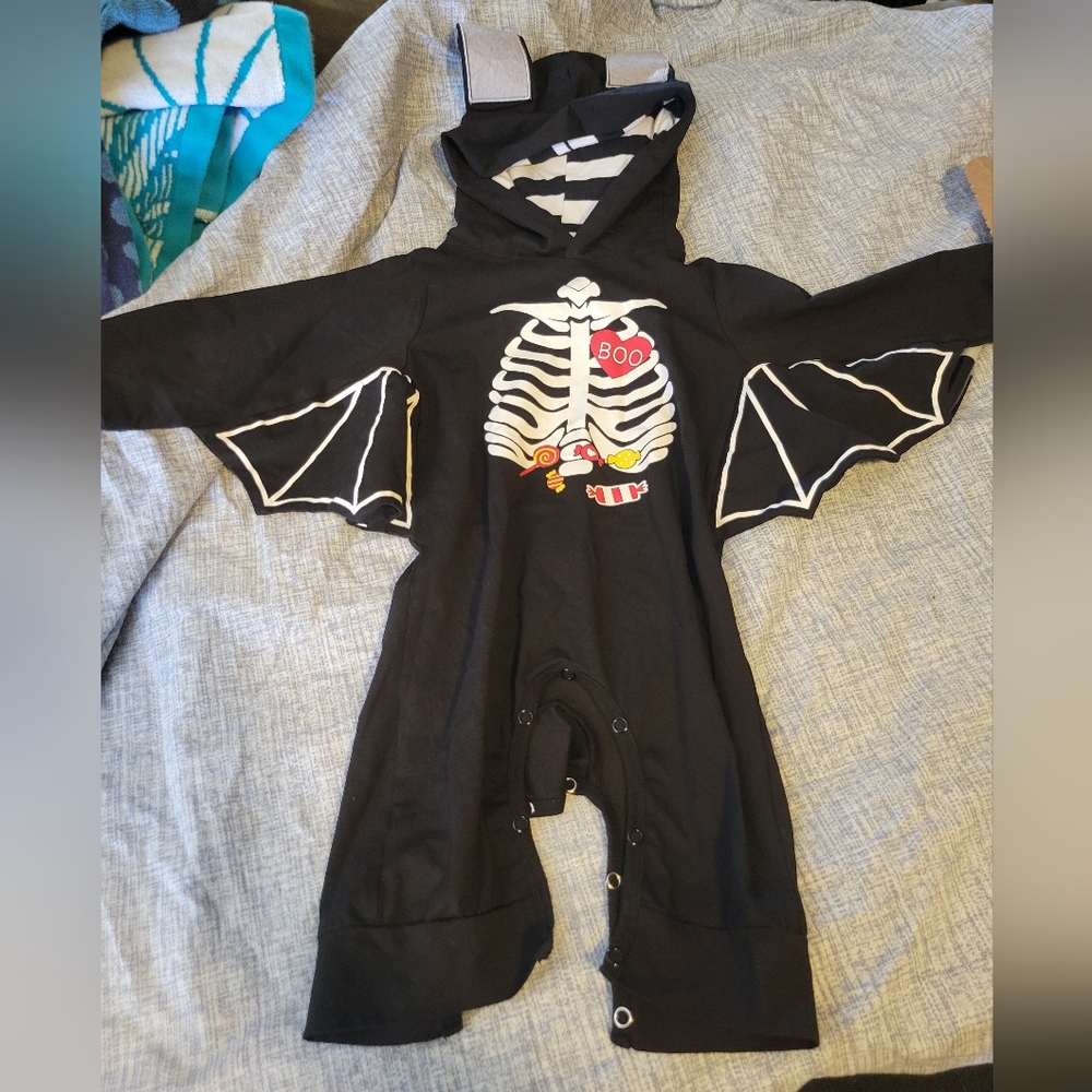 Baby Bat skeleton hooded costume 12-18mths runs small